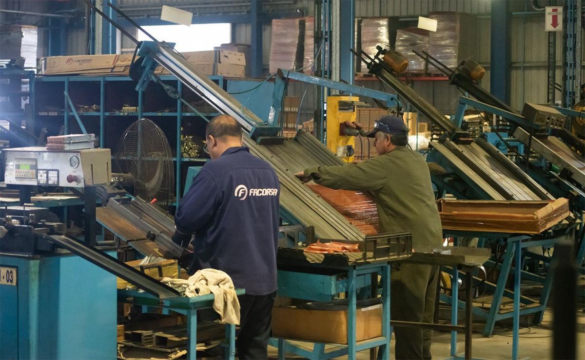 Operarios trabajan en una fábrica de Santa Fe.