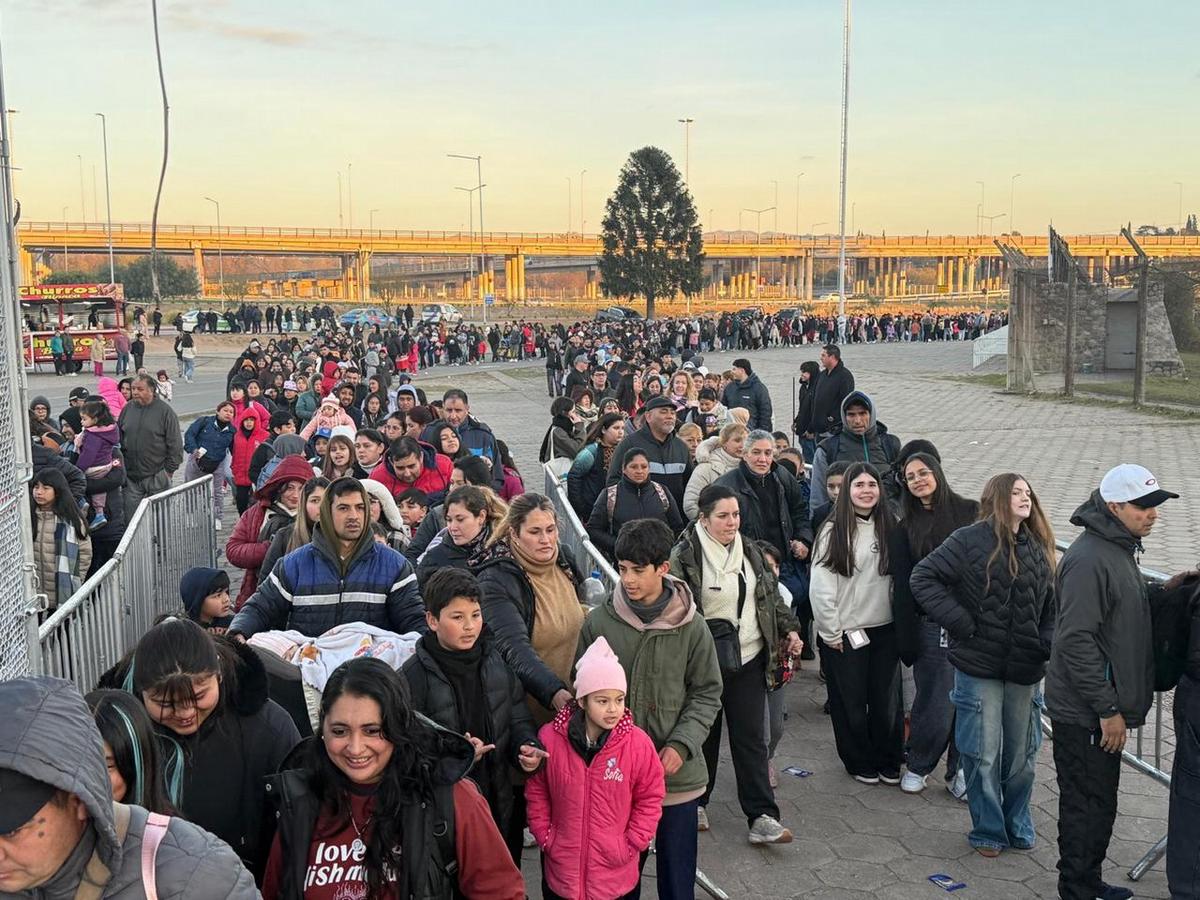 La gente comenzó a llegar con las primeras luces del amanecer (Foto: Daniel Cáceres/Cadena 3)