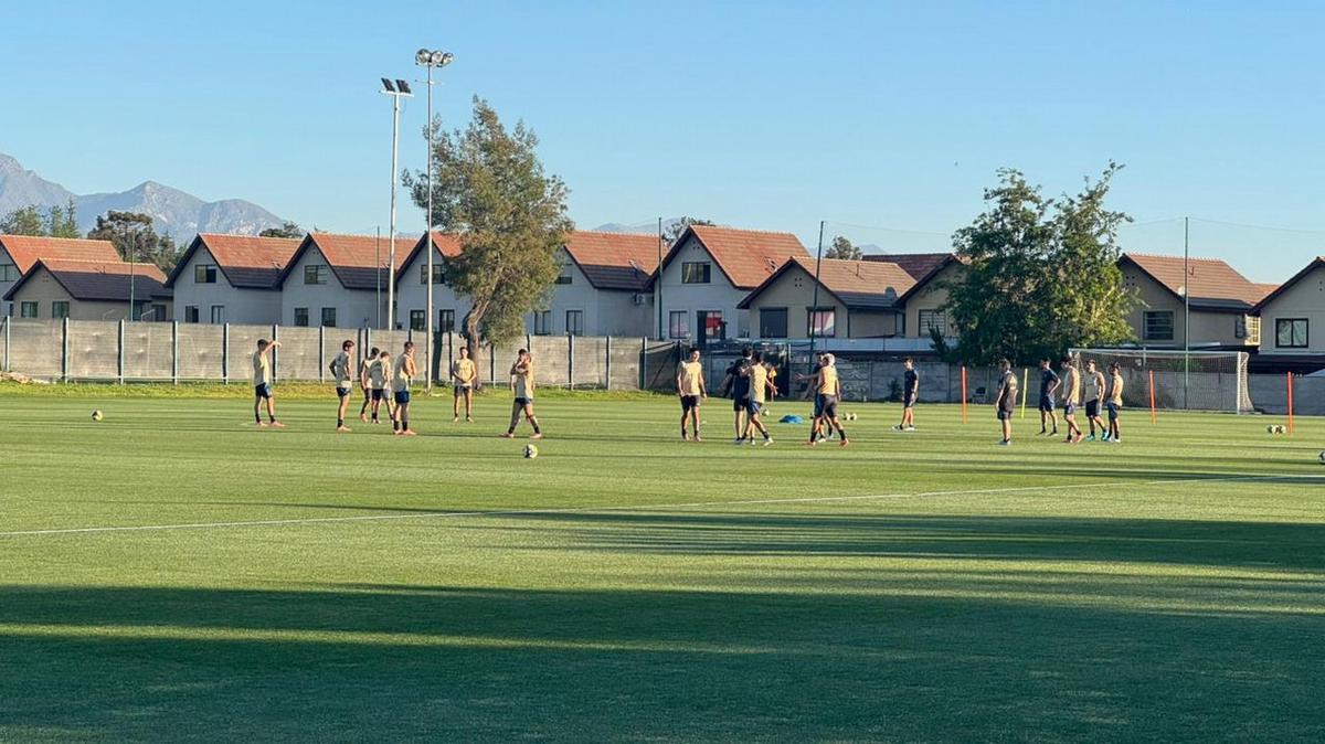 La selección juvenil entrenó este viernes en Chile.