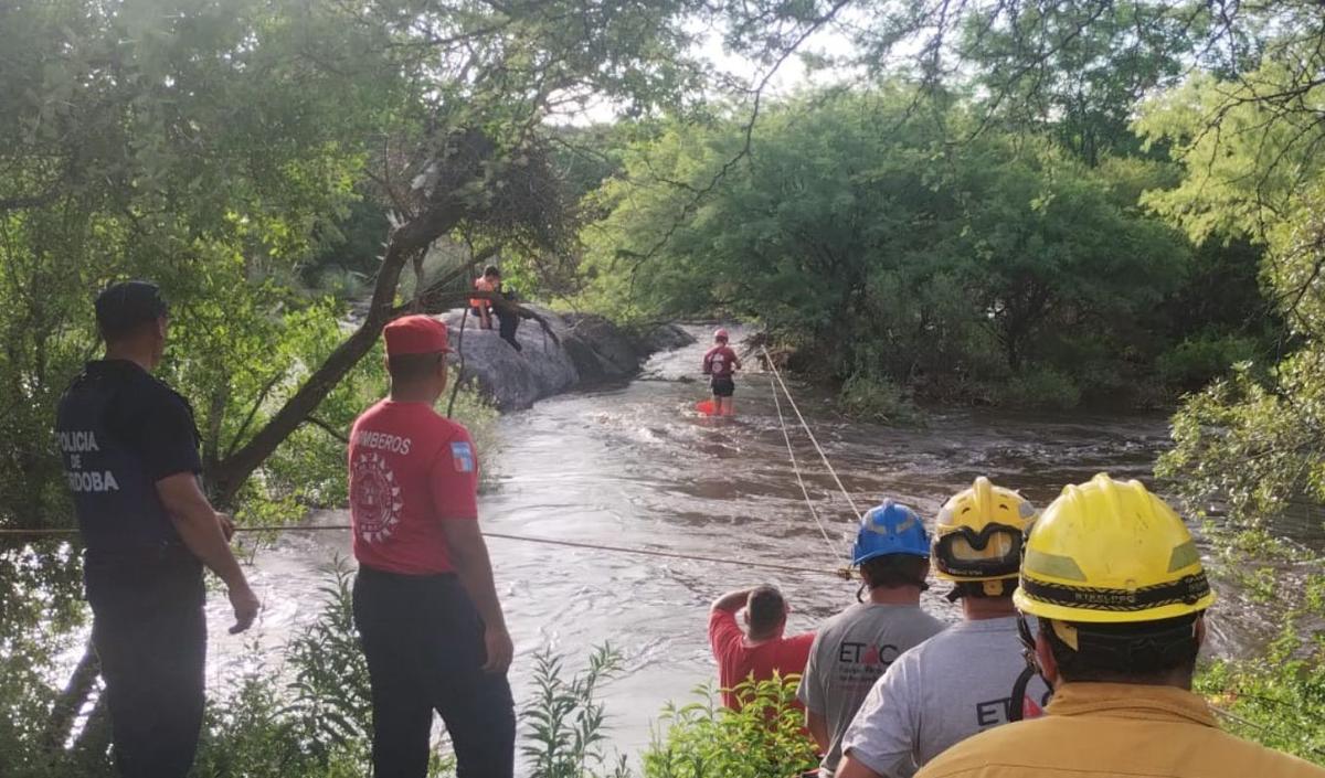 FOTO: Personal policial intervino en la operación de salvataje. 