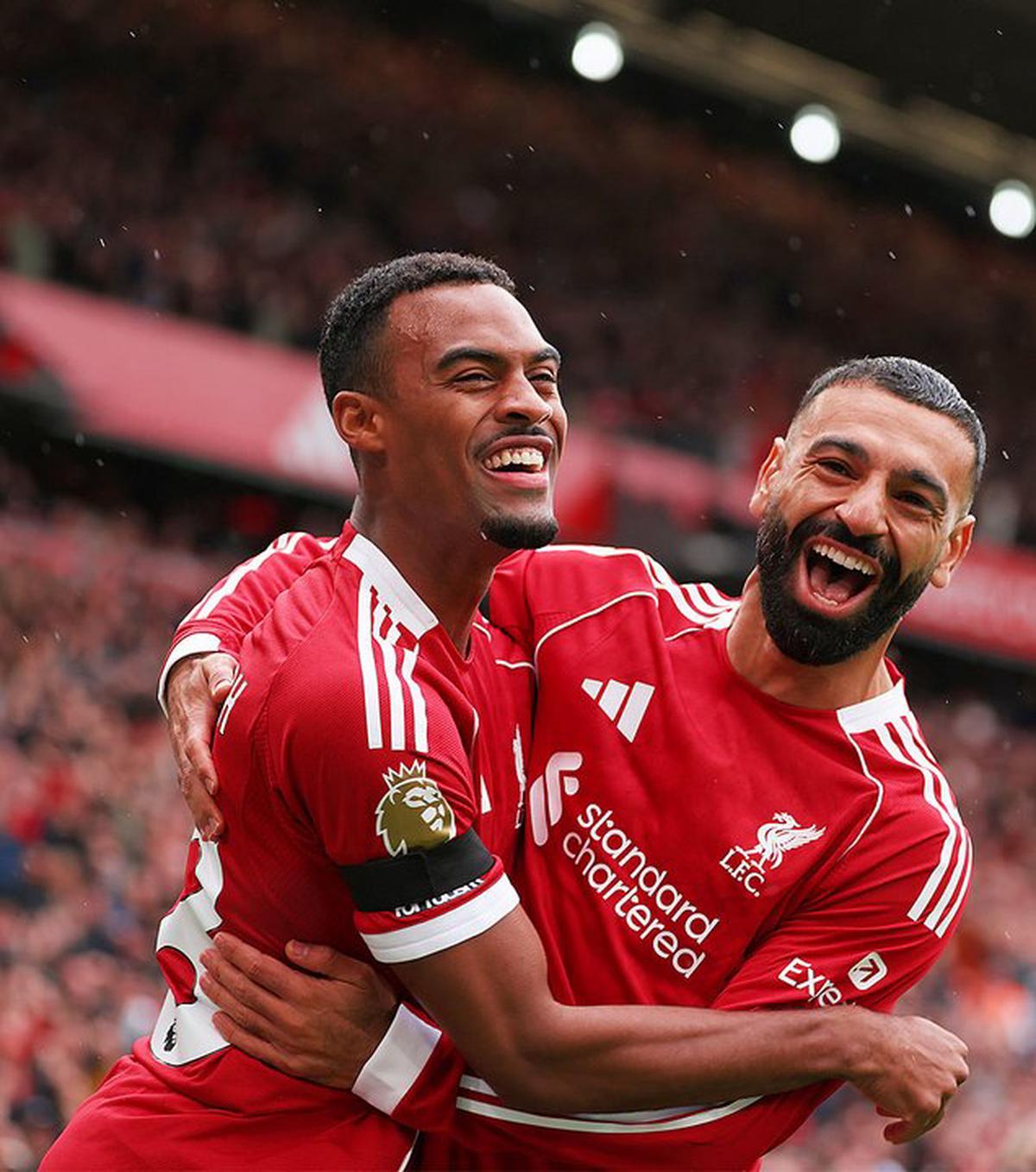 Salah (derecha), que está peleado con el director técnico, podría dejar el Liverpool en el próximo mercado de pases.