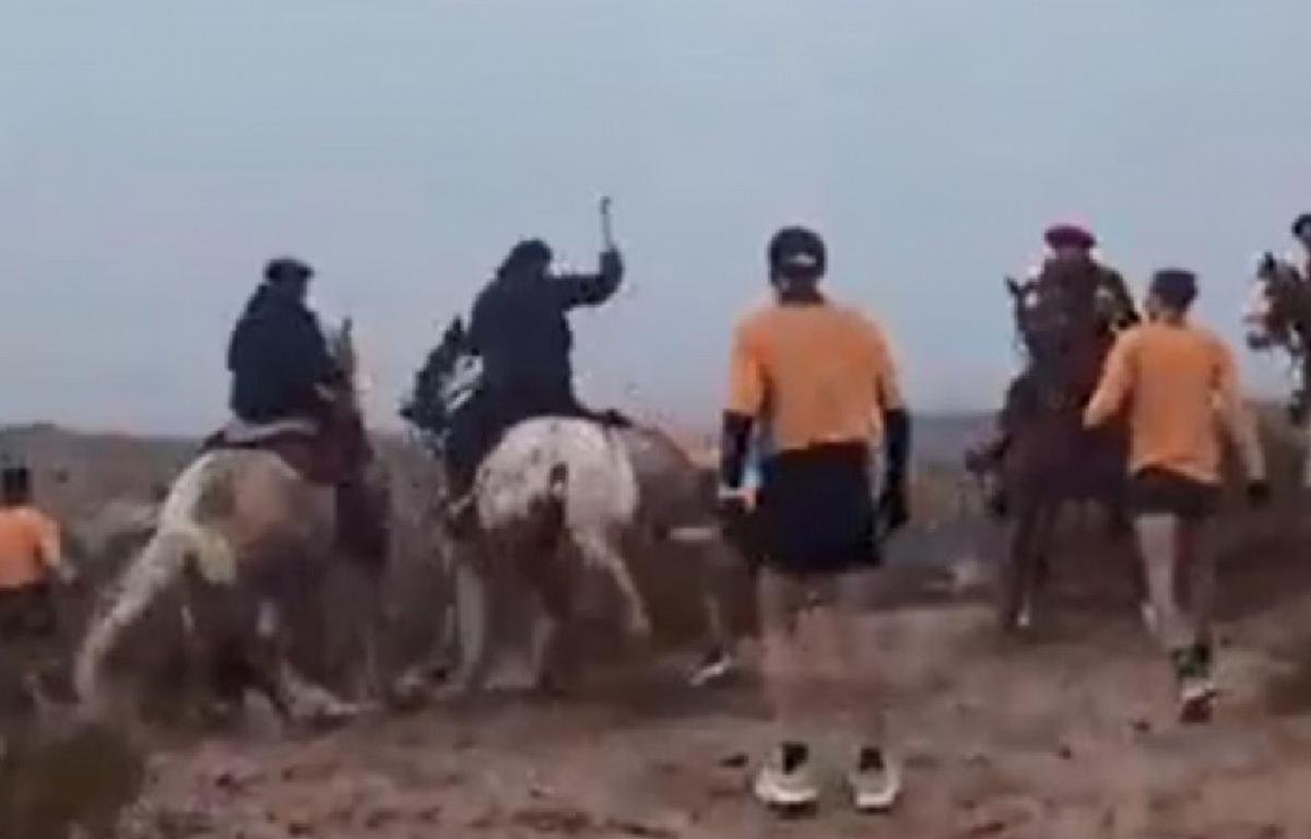 Un grupo de jinetes atacó a rebencazos a corredores en una competencia. (Captura)