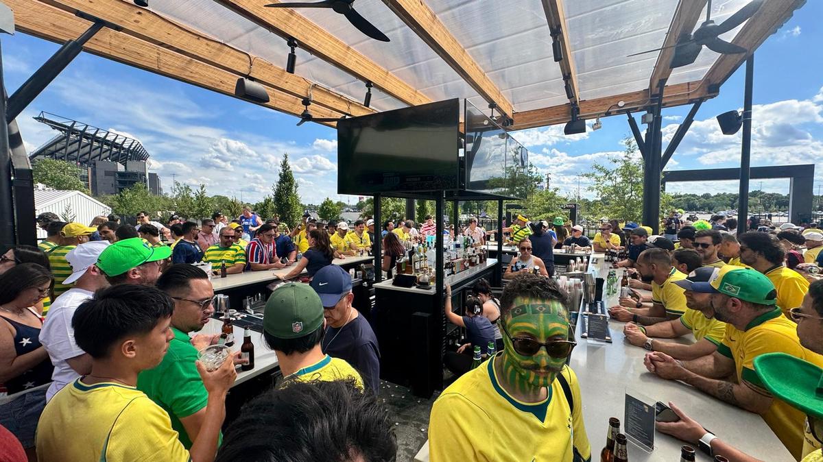 El FanFest se llena de pasión y color de hinchas de Brasil