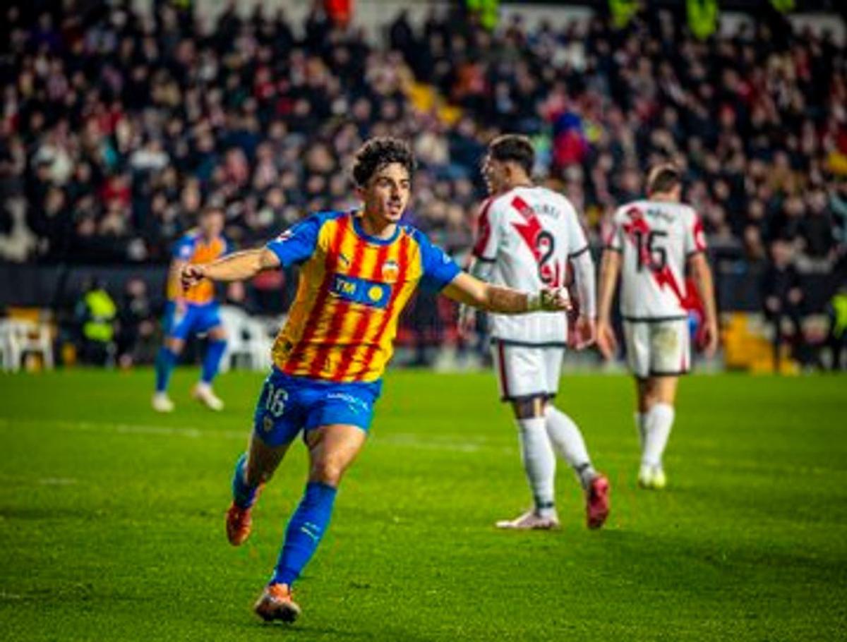 Diego López, el autor del empate para Valencia. Foto: Agencia NA.