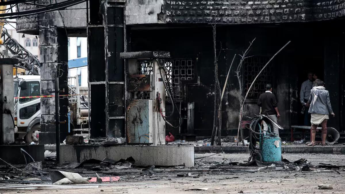 Arabia Saudita bombardea el principal depósito de combustible en la capital de Yemen.