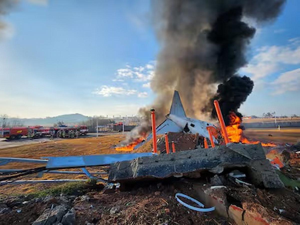 FOTO: El avión coreano arma después de chocar contra un paredón al aterrizar.