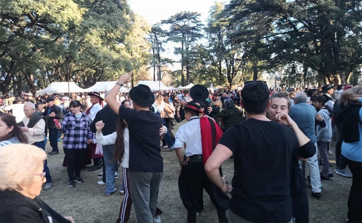 Chamamé, mates y tradición: rosarinos celebraron en el parque Independencia