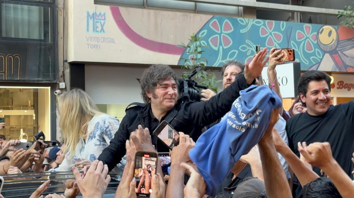 Javier Milei por las calles de Nueva Córdoba. (Foto: Daniel Cáceres/C3)