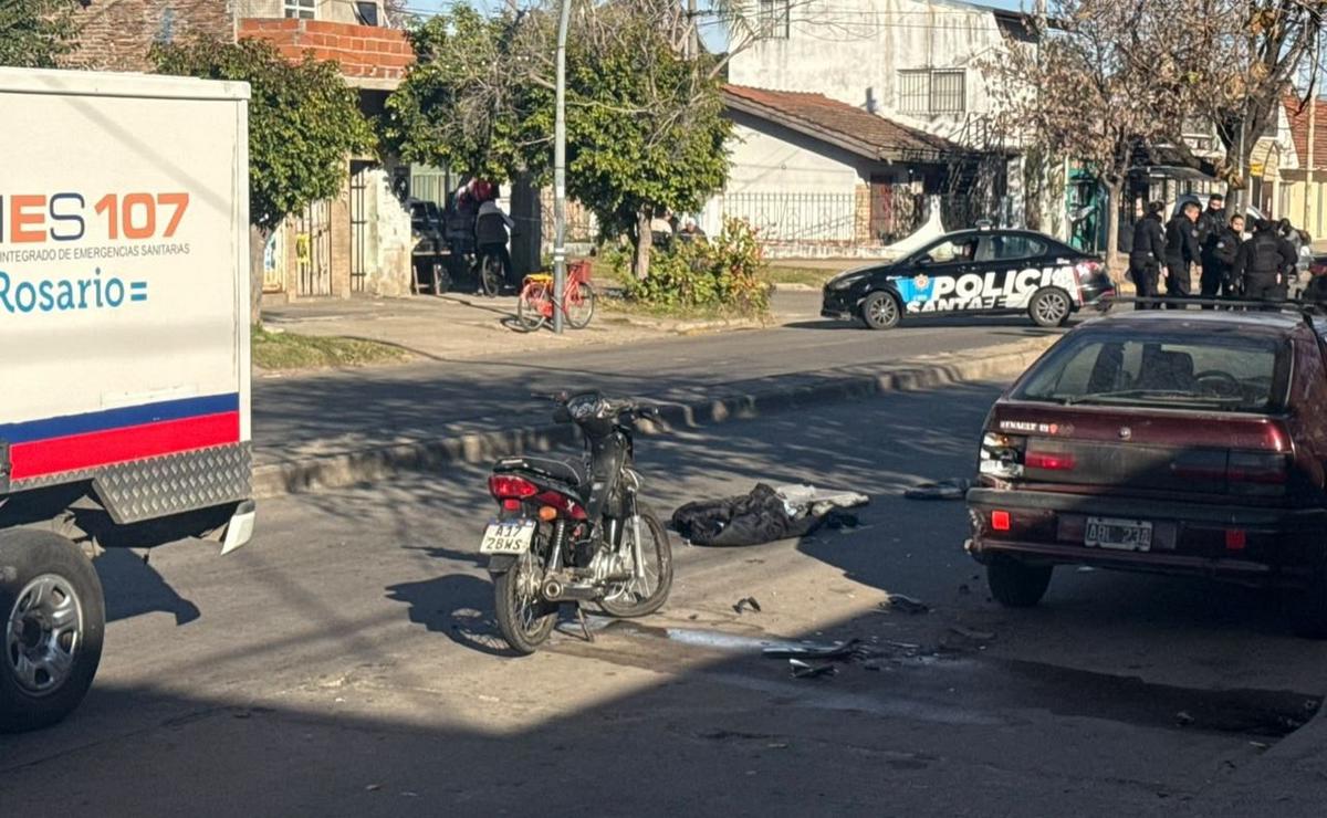 Un motociclista de 26 años murió tras impactar contra autos estacionados