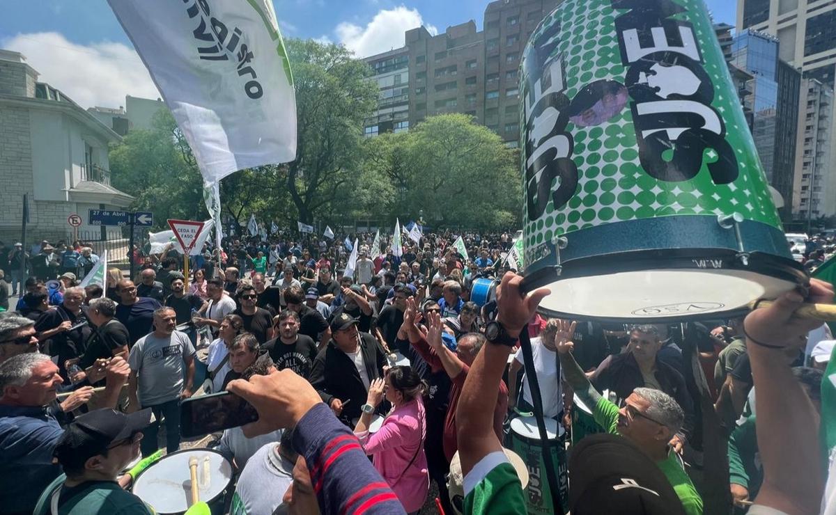 FOTO: El Suoem marchó por el centro de Córdoba (Foto: Daniel Cáceres/Cadena 3).