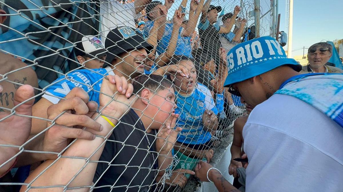 Río Cuarto recibe a los jugadores tras el ascenso. 
