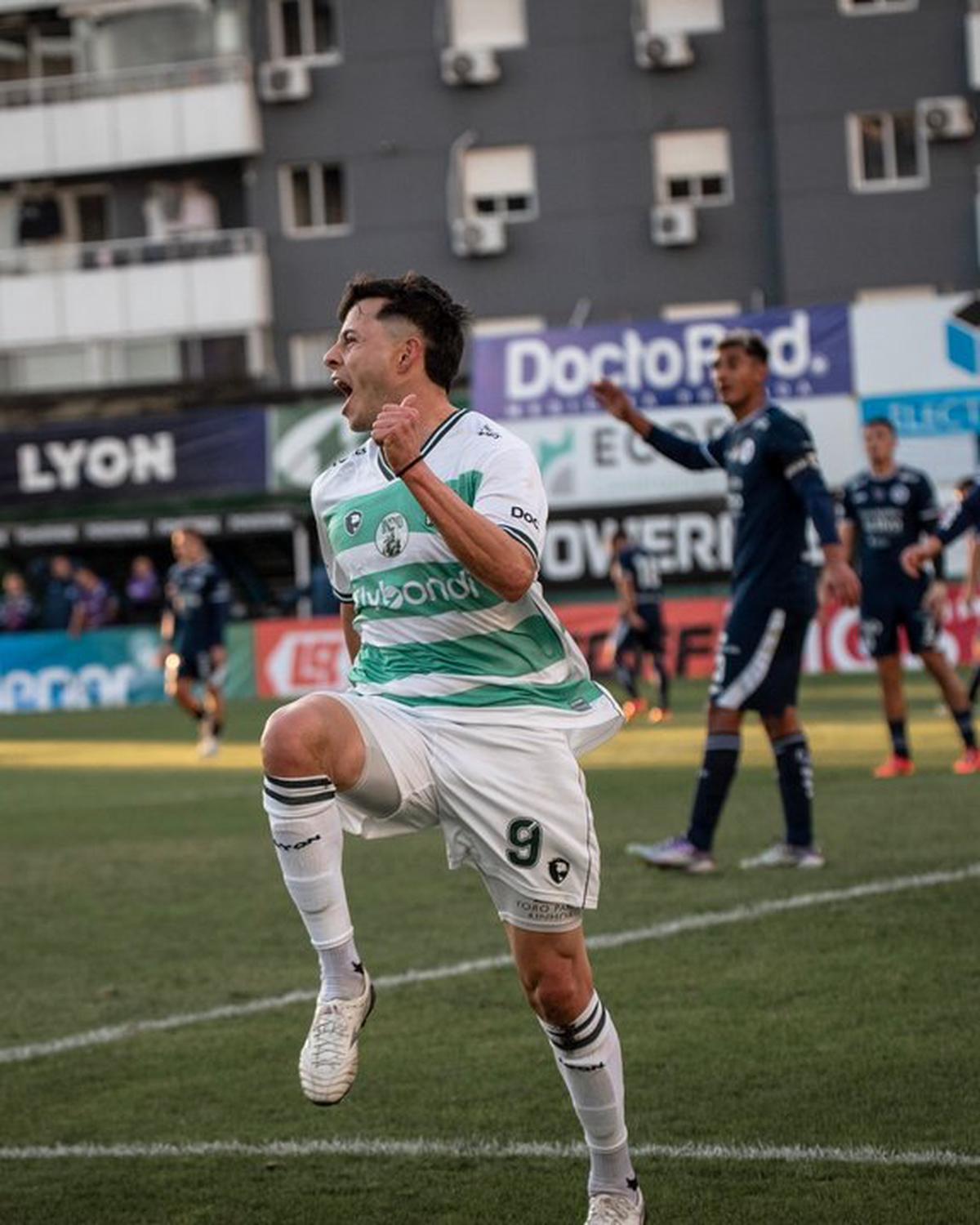Lautaro Parisi festeja el triunfo que terminó de darle el triunfo a Ferro.