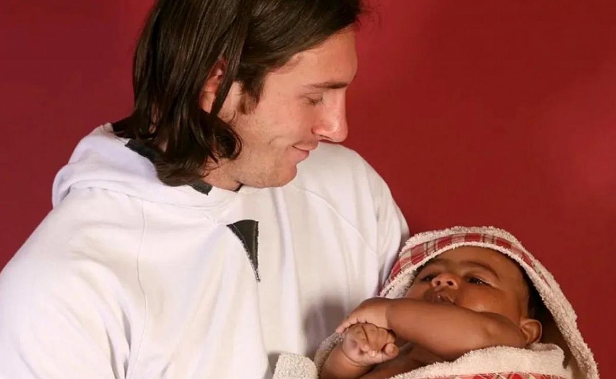 La imagen de Messi a sus 20 años en 2007 alzando a un niño recién nacido: Lamine Yamal.