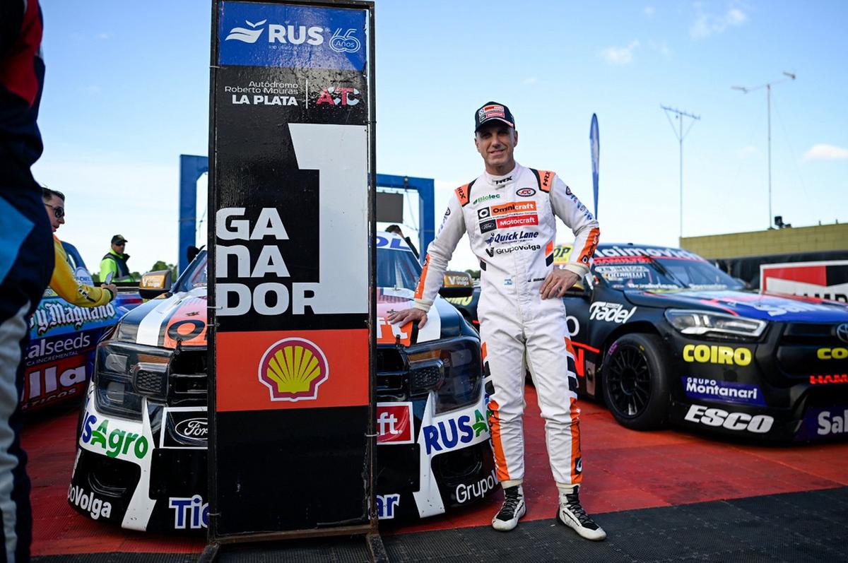 Gianini y su Ford Ranger, con el "1" en La Plata