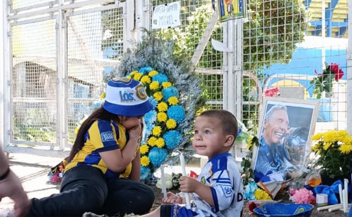 Muestras de afecto y eterna gratitud con Miguel Russo en el Gigante de Arroyito.