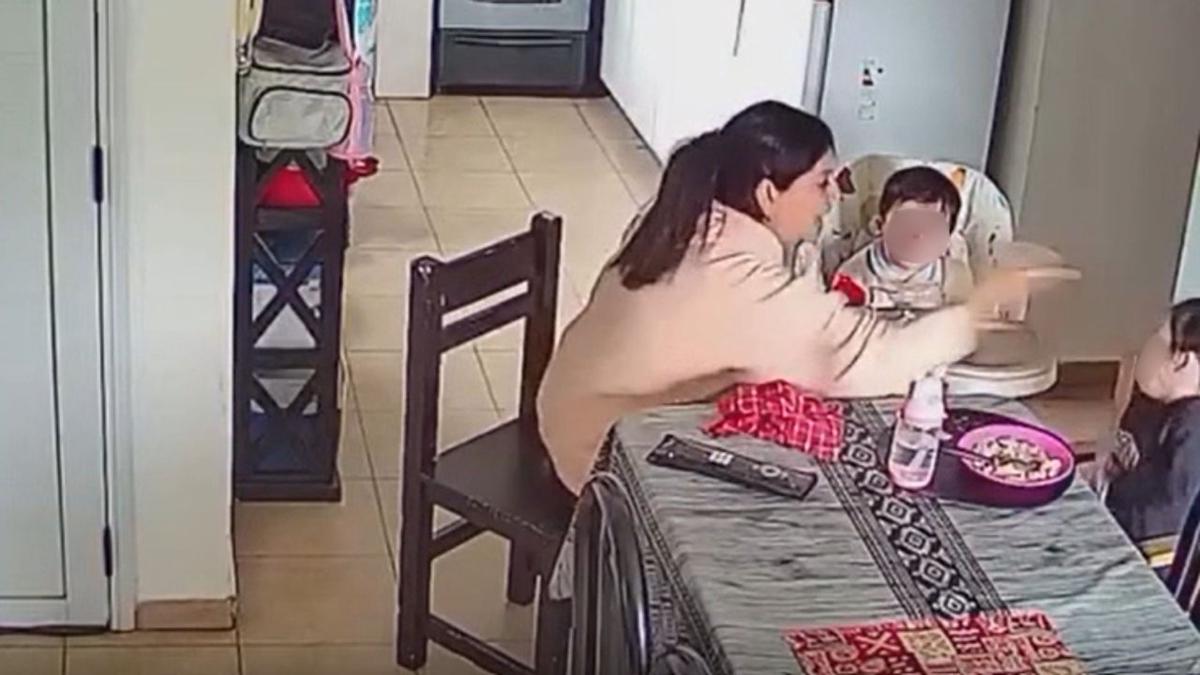 Impactante video: niñera golpea a niños para que coman y se vuelve viral