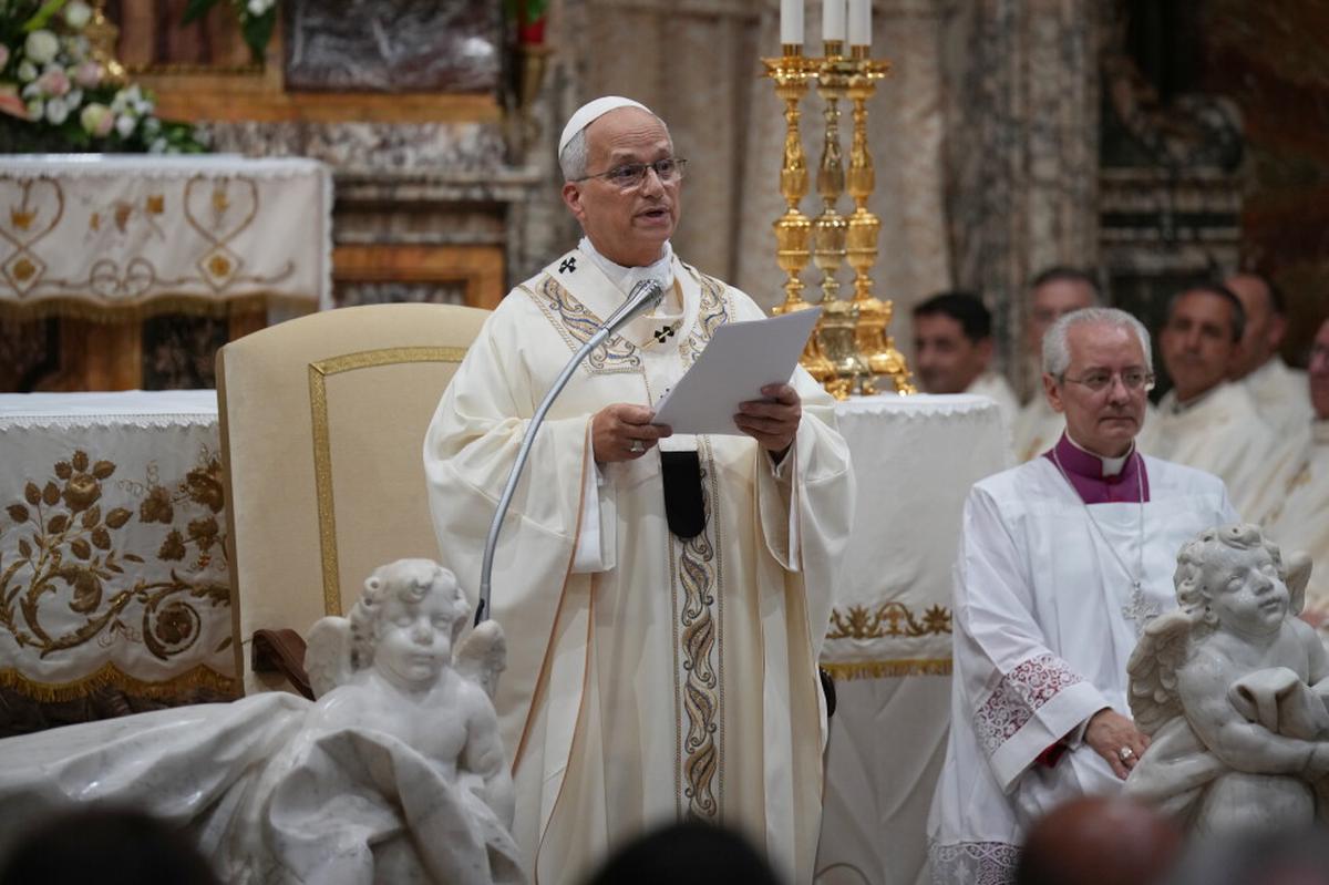 Papa vuelve al santuario donde rezó tras su elección y devela fresco del acontecimiento