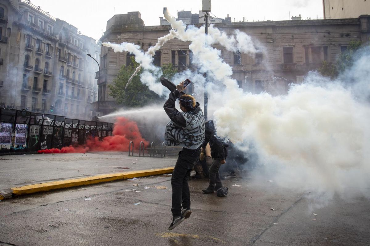 Graves incidentes en el Congreso durante la marcha universitaria. (Foto: NA)