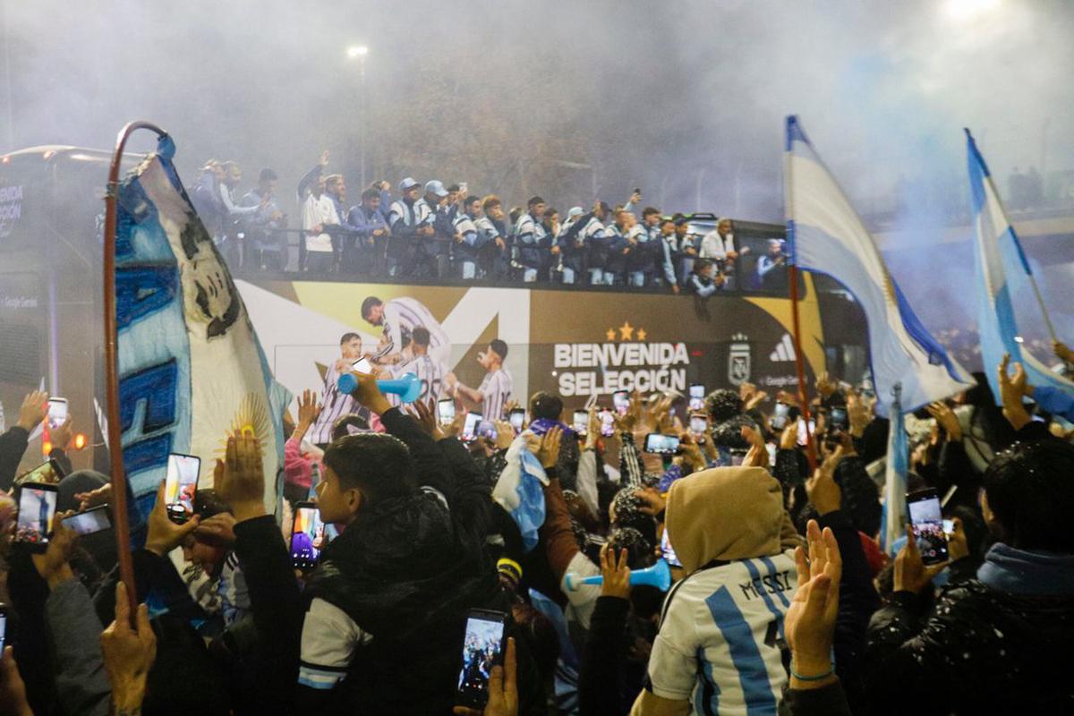 Emotivo reencuentro de Scaloni y la Selección con los hinchas en Ezeiza tras la final