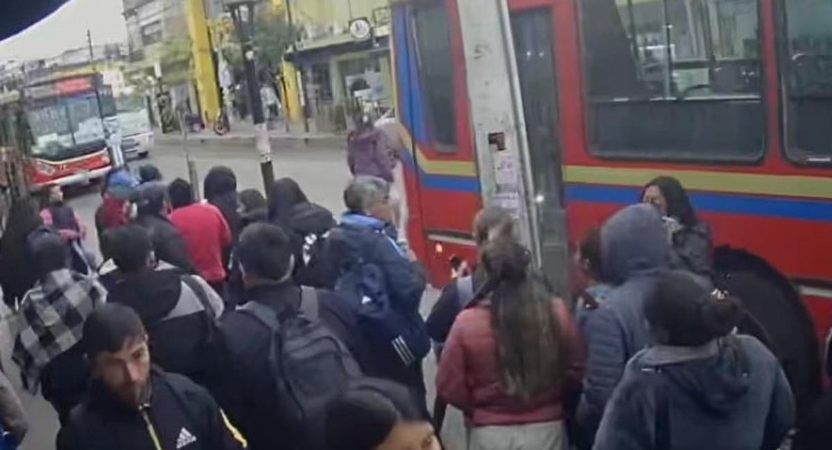 Moreno: mujer de 45 años muere tras ser atropellada por colectivo que retrocedía