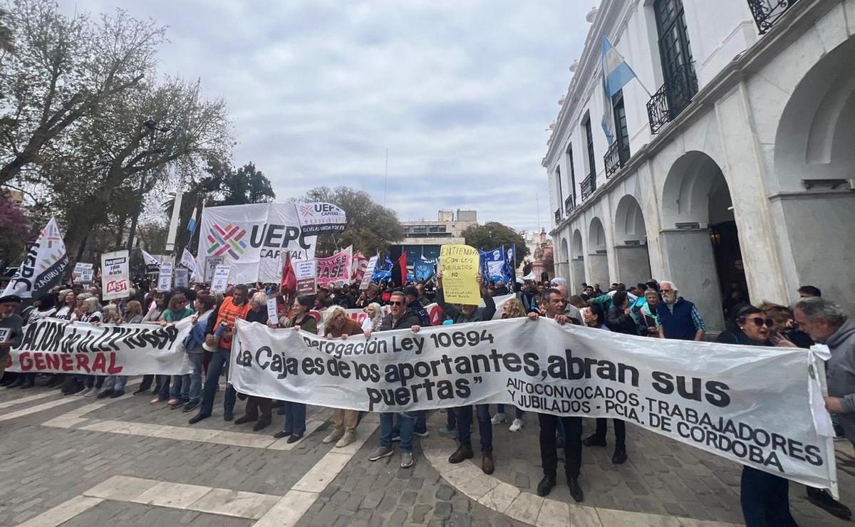 FOTO: Marchan en Córdoba contra el veto a la Ley de Movilidad Jubilatoria (Daniel Cáceres).