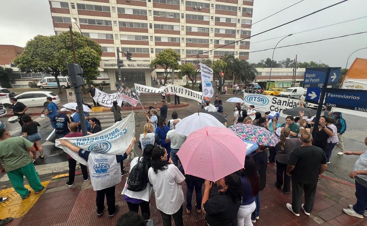 FOTO: Movilización de trabajadores de Salud en Córdoba. (Foto: Daniel Cáceres/Cadena 3)