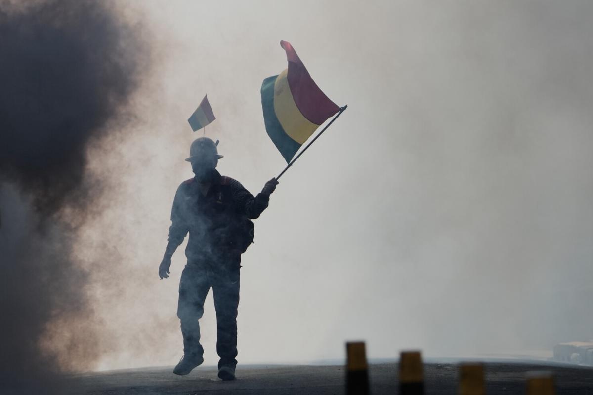 Paz mantiene alza de combustible mientras se levantan los bloqueos en Bolivia