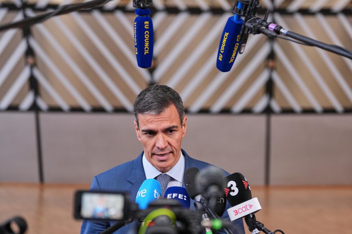Juez español ordena que esposa de presidente de gobierno vaya a juicio por acusaciones de corrupción