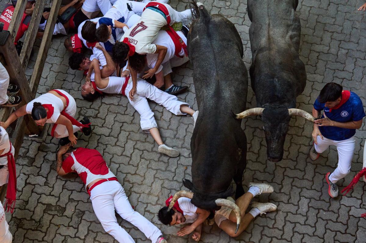 Una participante es corneada en la cara en los encierros de San Fermín en España