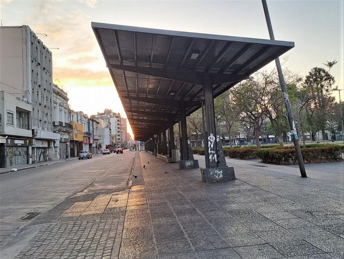 Archivo.- La plaza Sarmiento en el centro de Rosario, sin colectivos.