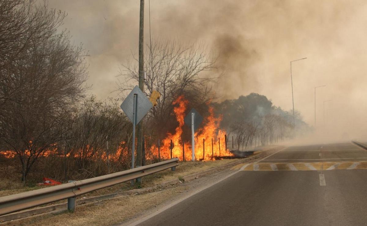 FOTO: Avanza el fuego en La Calera y crece el pánico por el incendio (Foto: Daniel Cáceres)