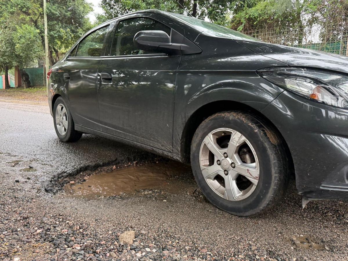  Los pozos en avenida Piaggio, otro sector crítico de la ciudad.