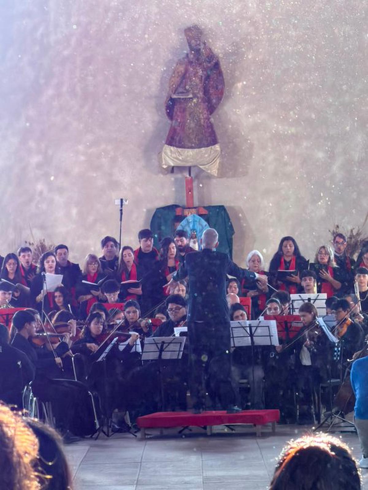 Nelson Castro dirigió un concierto solidario en Canning. Foto: Agencia NA.