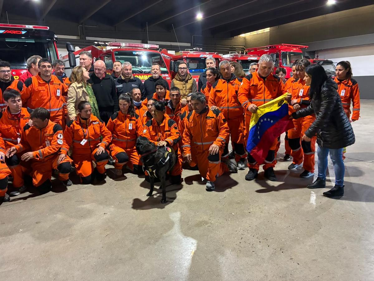 Los bomberos de Villa María, con el perro Argo, volvieron de ayudar en Venezuela.