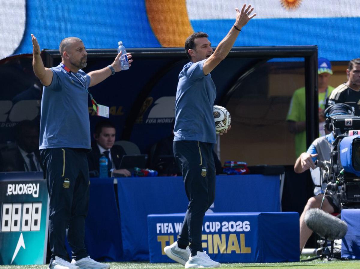 Scaloni junto a uno de sus ayudantes, Walter Samuel.