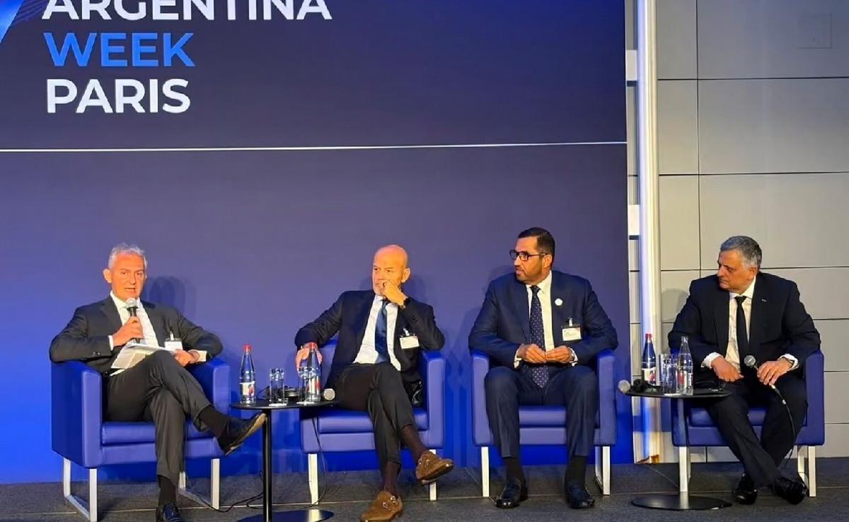 El presidente de YPF, Horacio Marín (derecha), en la Argentina Week de París 2026.