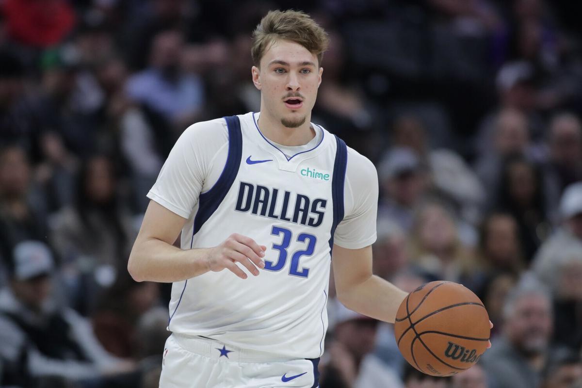 Brandon Williams anota un triple al final y da a Mavericks victoria 100-98 sobre Kings