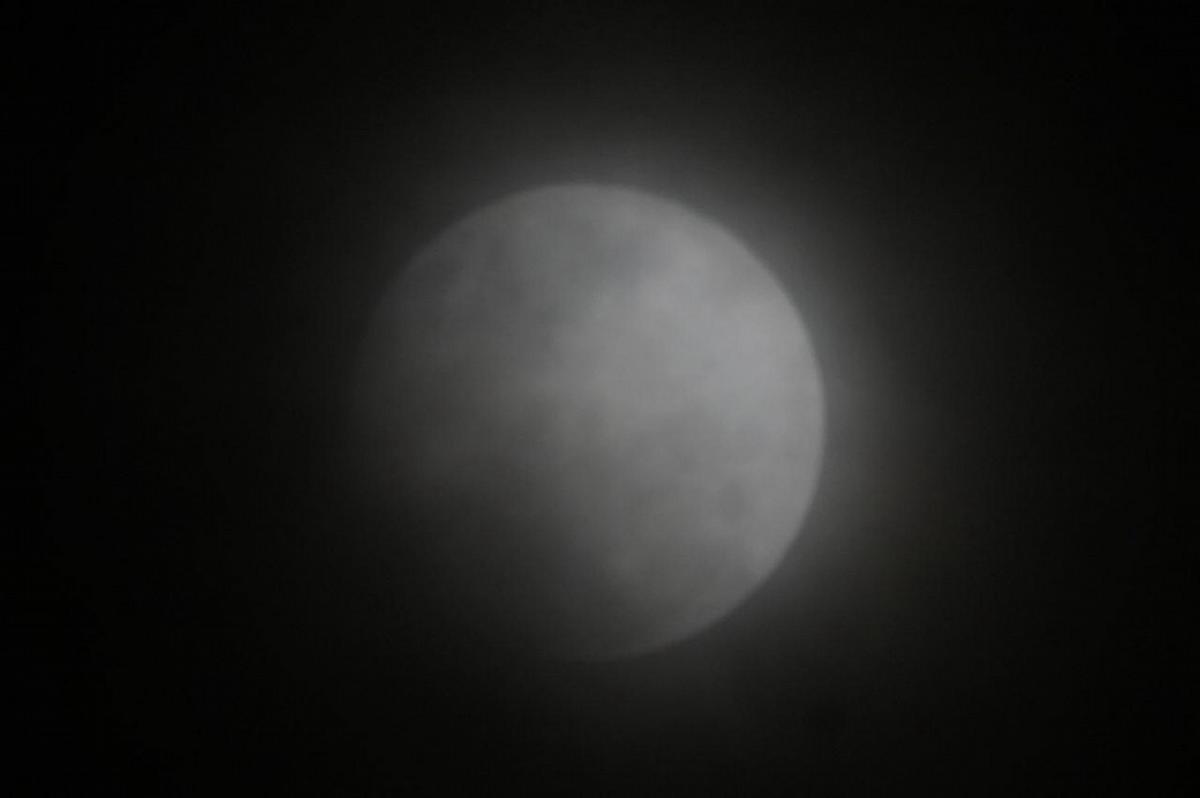 FOTO: Así se veía la Luna en Córdoba a las 23.20 de este martes (Foto: Daniel Cáceres).