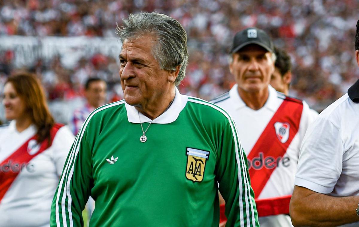 Fillol dio la lección fuera de la cancha: regresó al secundario a los 75 años