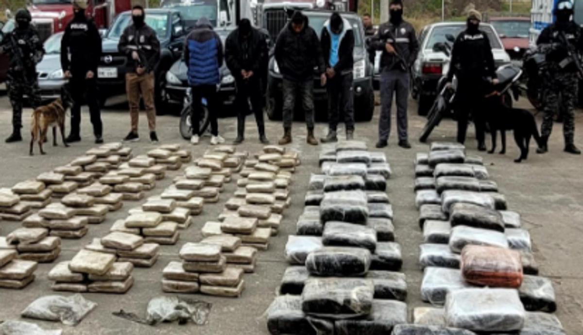 La policía indicó en su cuenta de la red social X que la droga fue localizada en un contenedor.