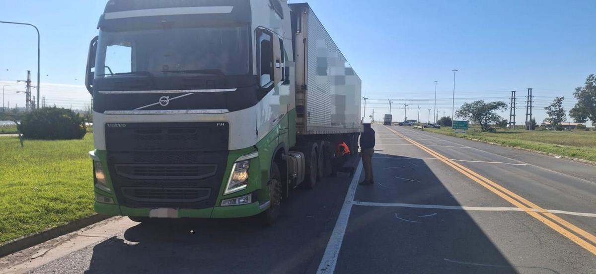Tragedia vial en General Levalle: murió un hombre tras chocar con un camión.