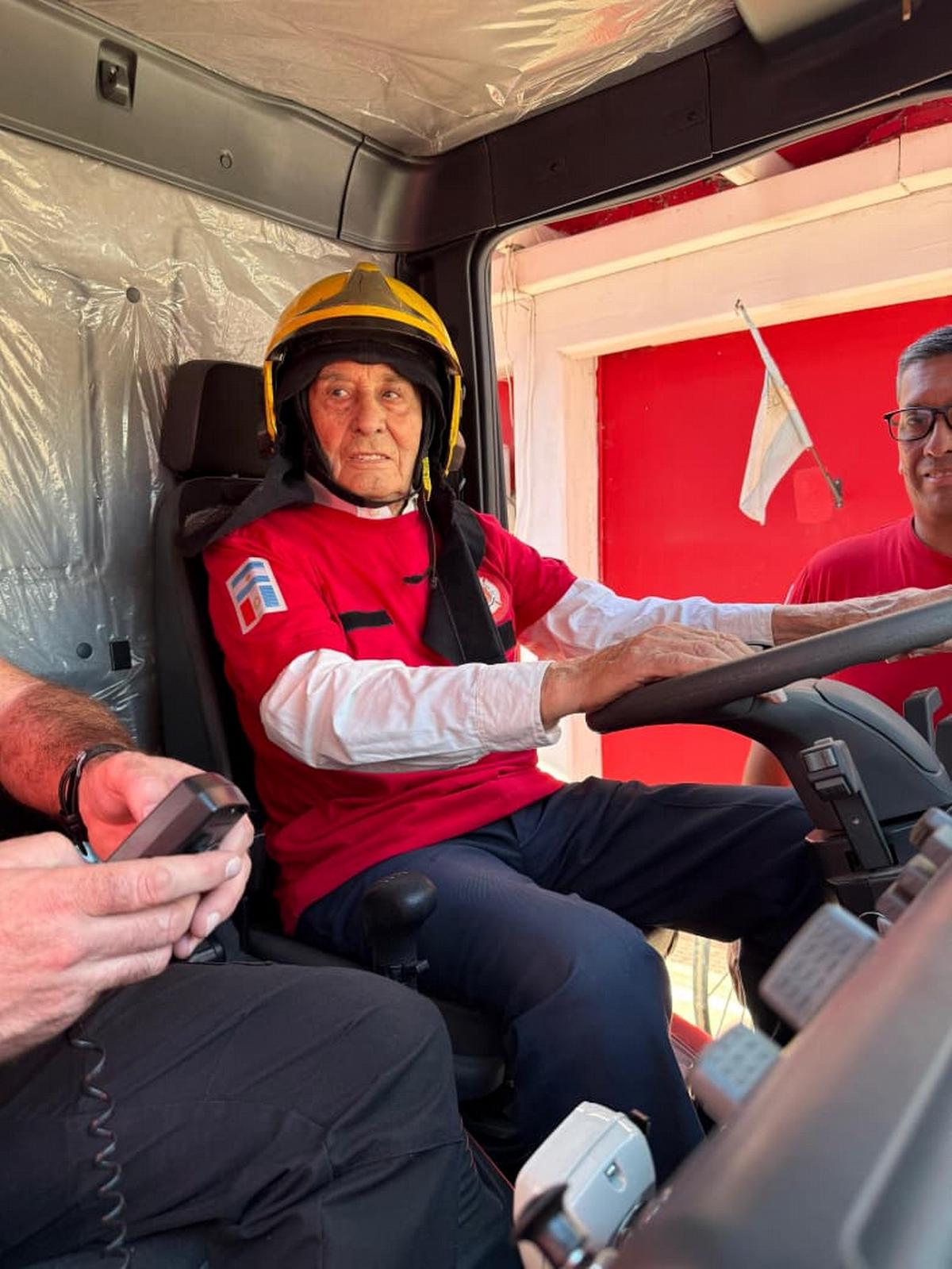 Emotivo homenaje a Antonio Molina: el bombero más longevo cumplió 90 años