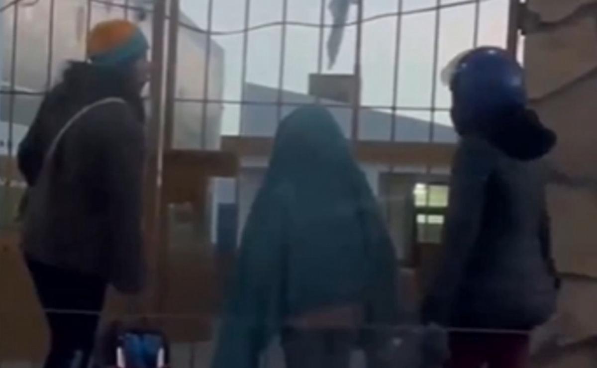 Los niños acuden a la escuela con colchas.