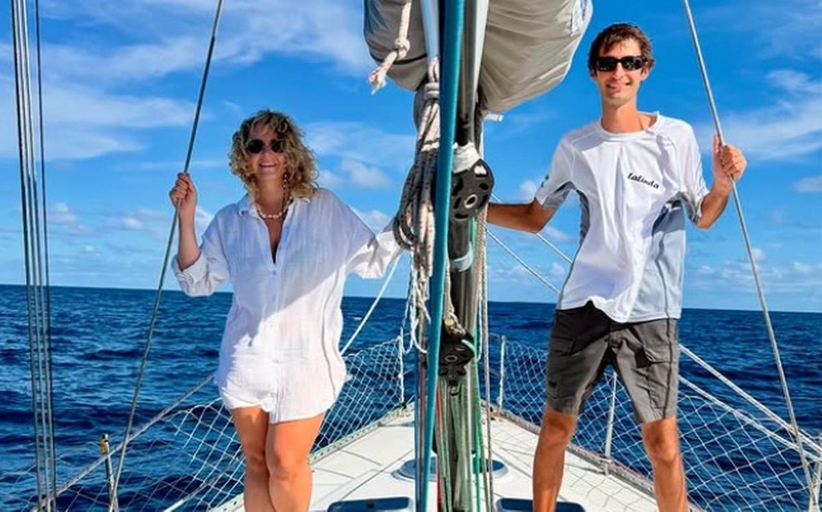 Paula y Carlos, a bordo de La Linda, la embarcación con la que recorrieron el mundo.