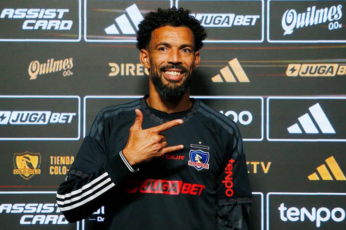 Vozinha durante su presentación como arquero de Colo Colo.