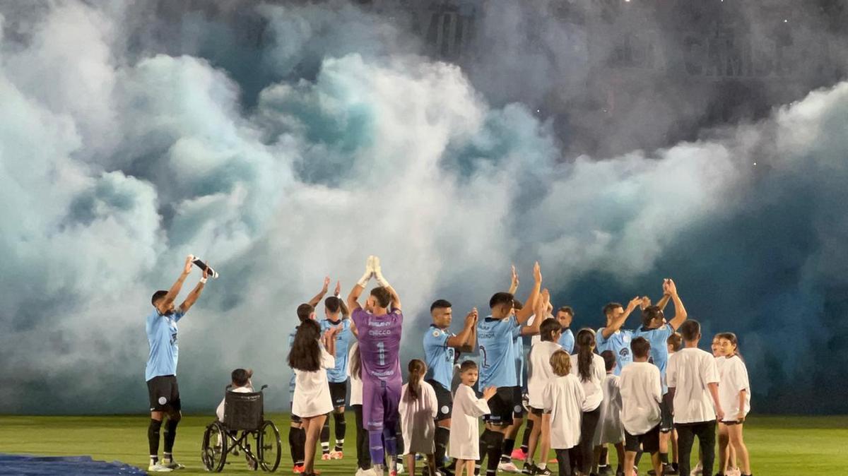 FOTO: Los hinchas de Belgrano brindaron un espectáculo impresionante. 