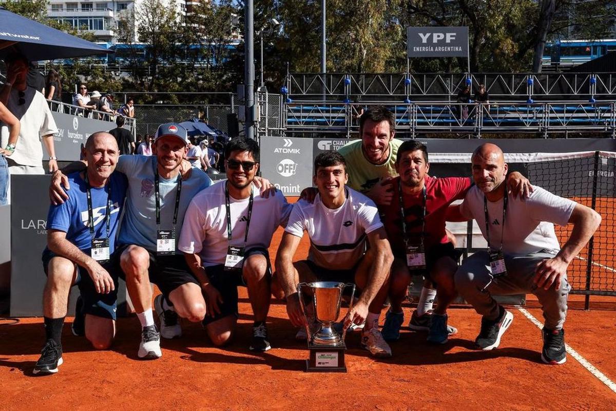 Matías Stampone (derecha) junto a Román Burruchaga (centro) y el resto del equipo de trabajo.