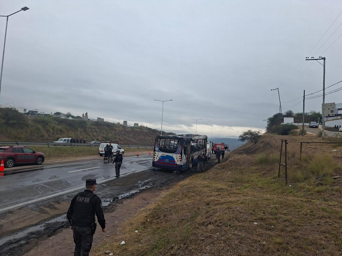 El colectivo quedó totalmente destruido. (Orlando Morales/Cadena 3)