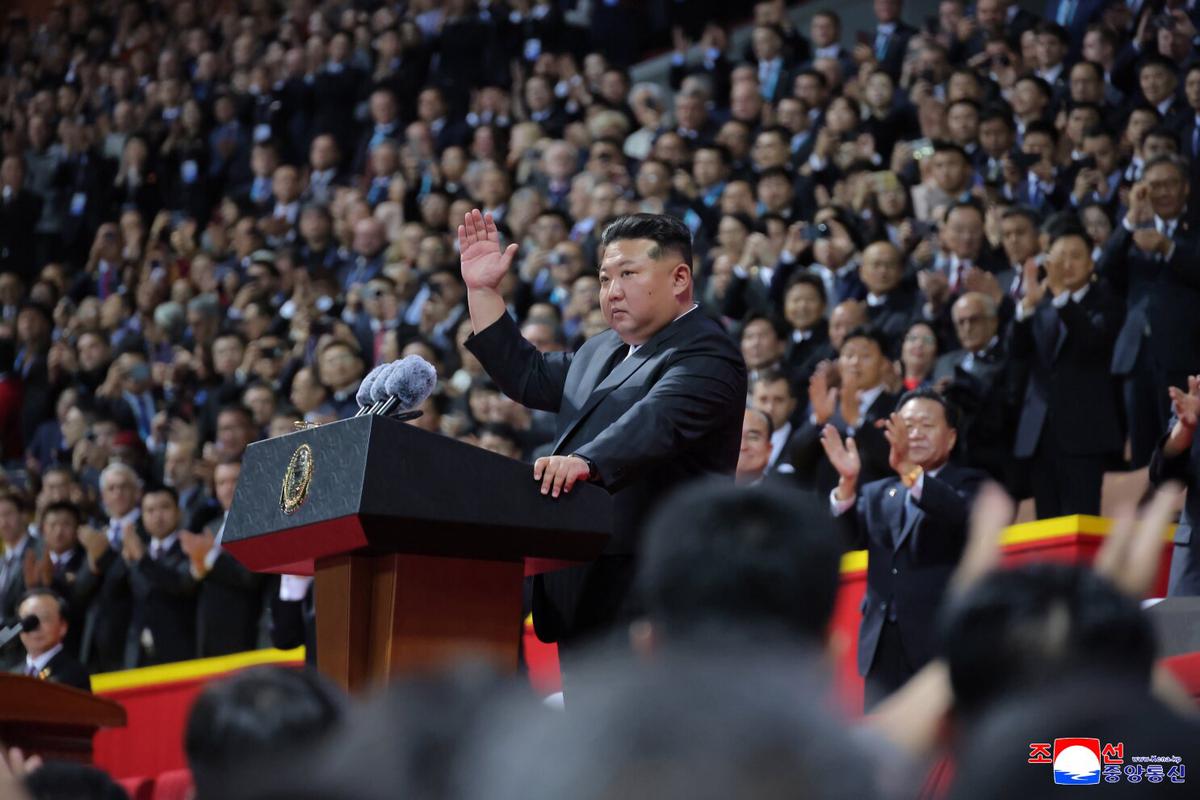 Líder norcoreano promete construir un 