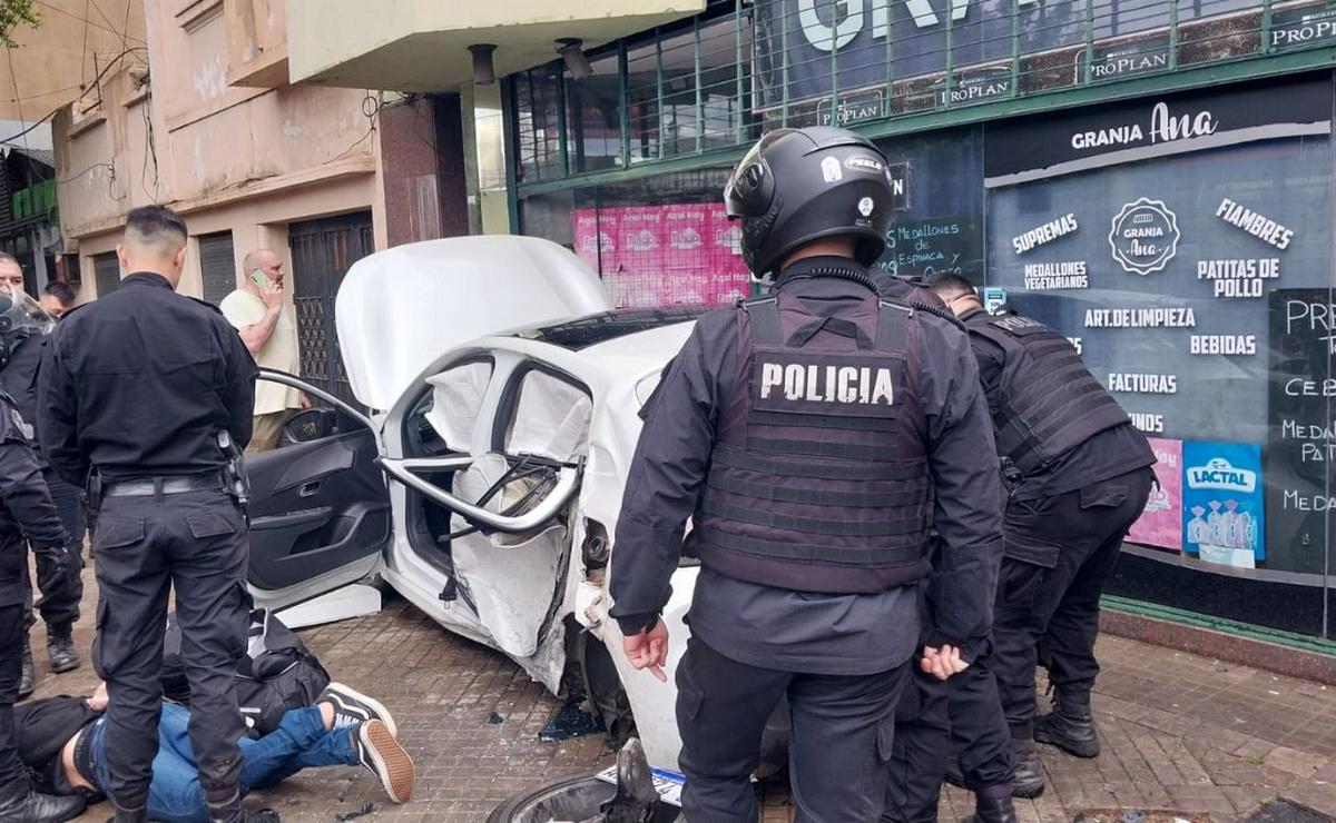 FOTO: Los delincuentes fueron capturados tras chocar contra un comercio. 